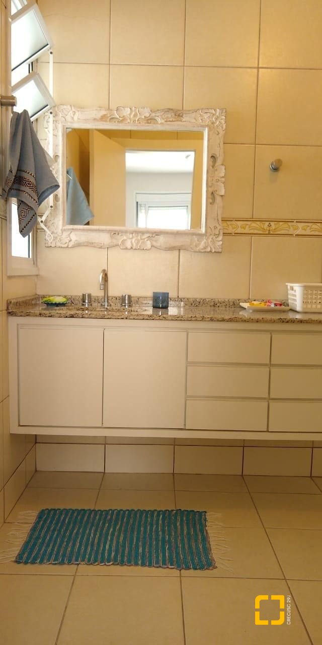 Casa com 170m², 4 quartos (sendo 1 suíte), 2 garagens, no bairro Itacorubi em Florianópolis