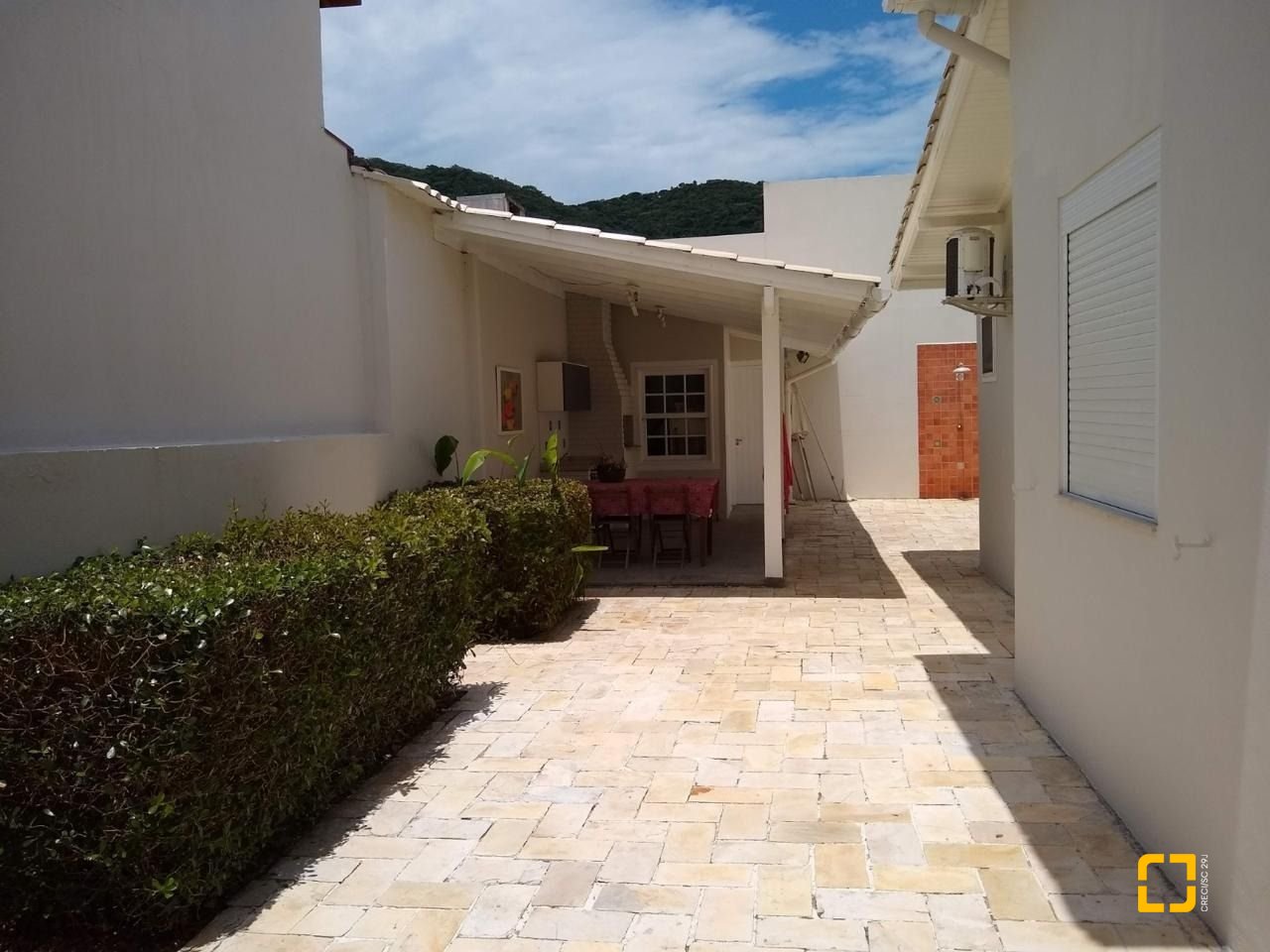Casa com 170m², 4 quartos (sendo 1 suíte), 2 garagens, no bairro Itacorubi em Florianópolis