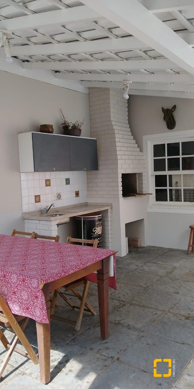 Casa com 170m², 4 quartos (sendo 1 suíte), 2 garagens, no bairro Itacorubi em Florianópolis