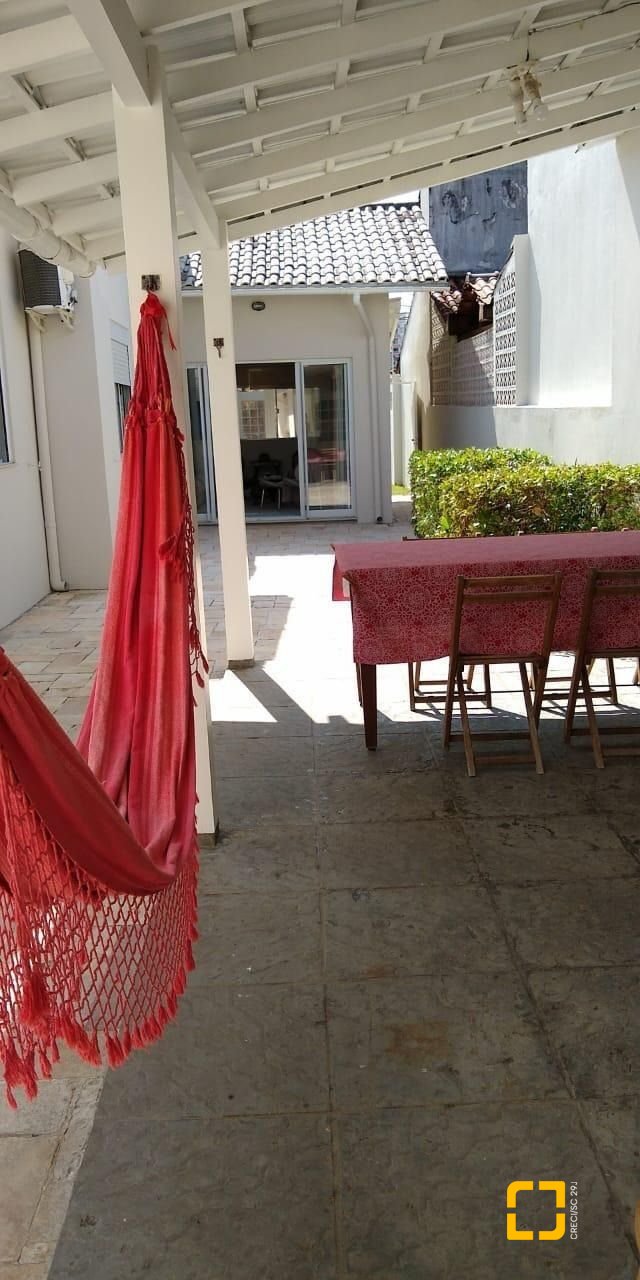 Casa com 170m², 4 quartos (sendo 1 suíte), 2 garagens, no bairro Itacorubi em Florianópolis