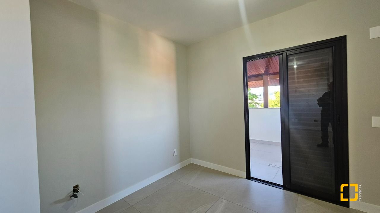 Cobertura com 183m², 3 quartos (sendo 1 suíte), 2 garagens, no bairro João Paulo em Florianópolis