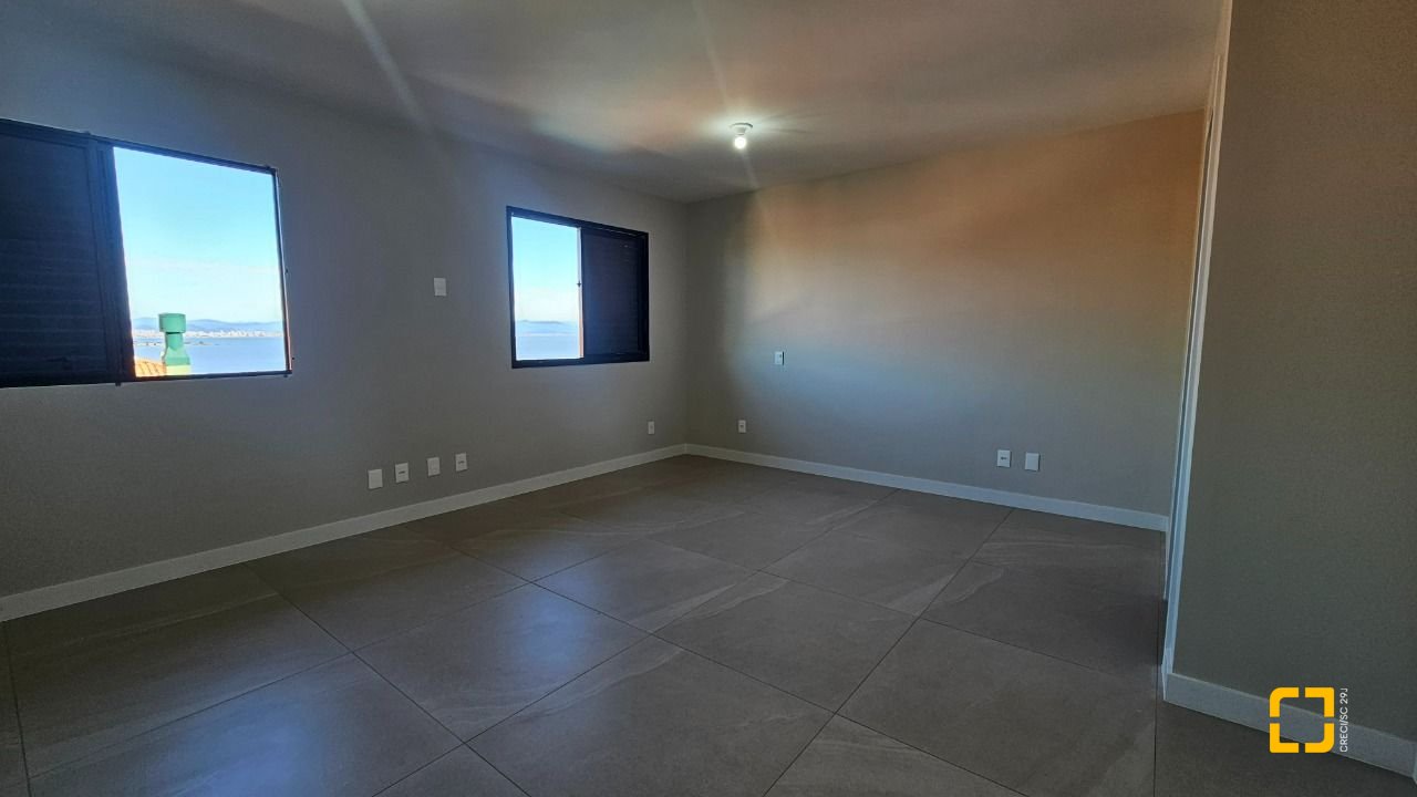 Cobertura com 183m², 3 quartos (sendo 1 suíte), 2 garagens, no bairro João Paulo em Florianópolis