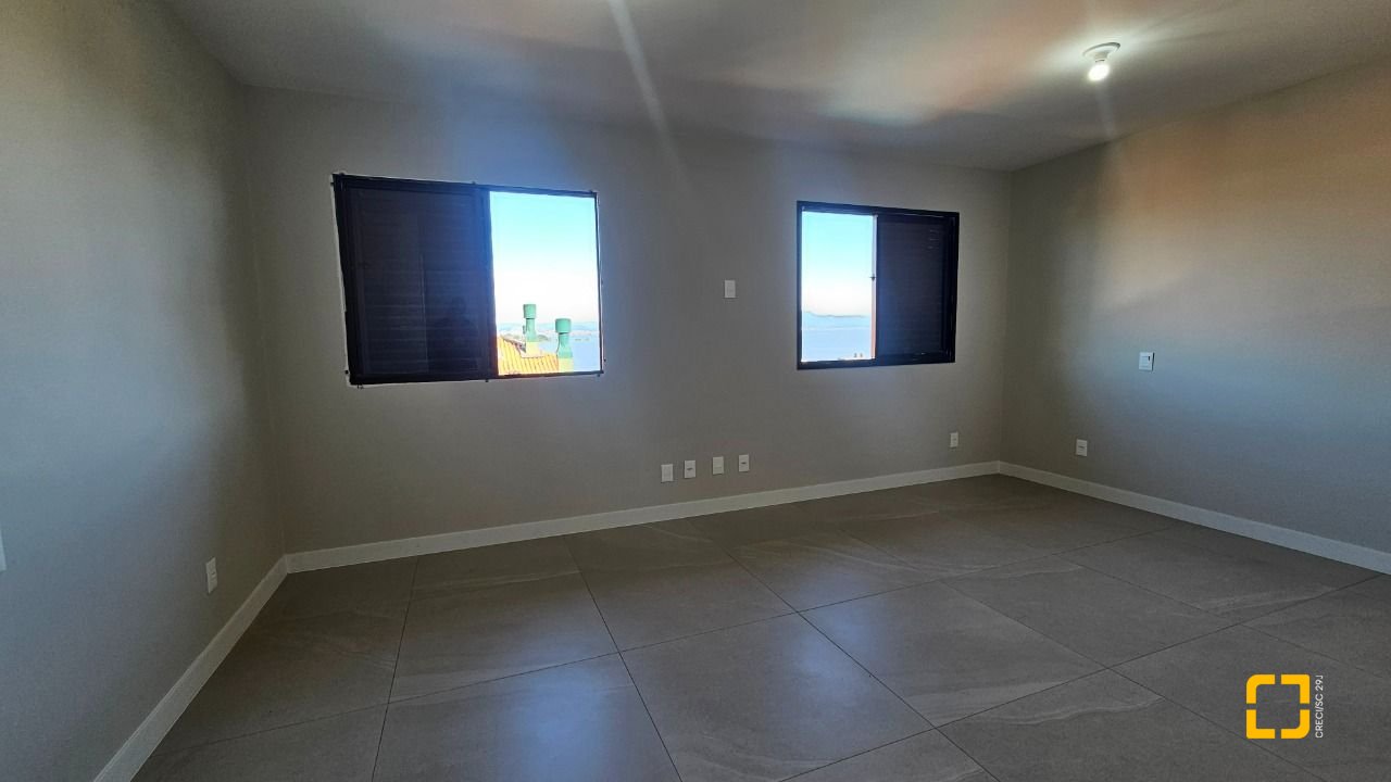 Cobertura com 183m², 3 quartos (sendo 1 suíte), 2 garagens, no bairro João Paulo em Florianópolis