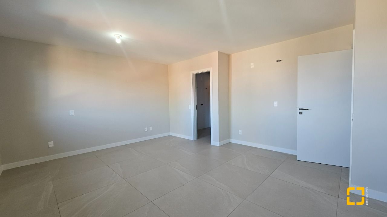 Cobertura com 183m², 3 quartos (sendo 1 suíte), 2 garagens, no bairro João Paulo em Florianópolis