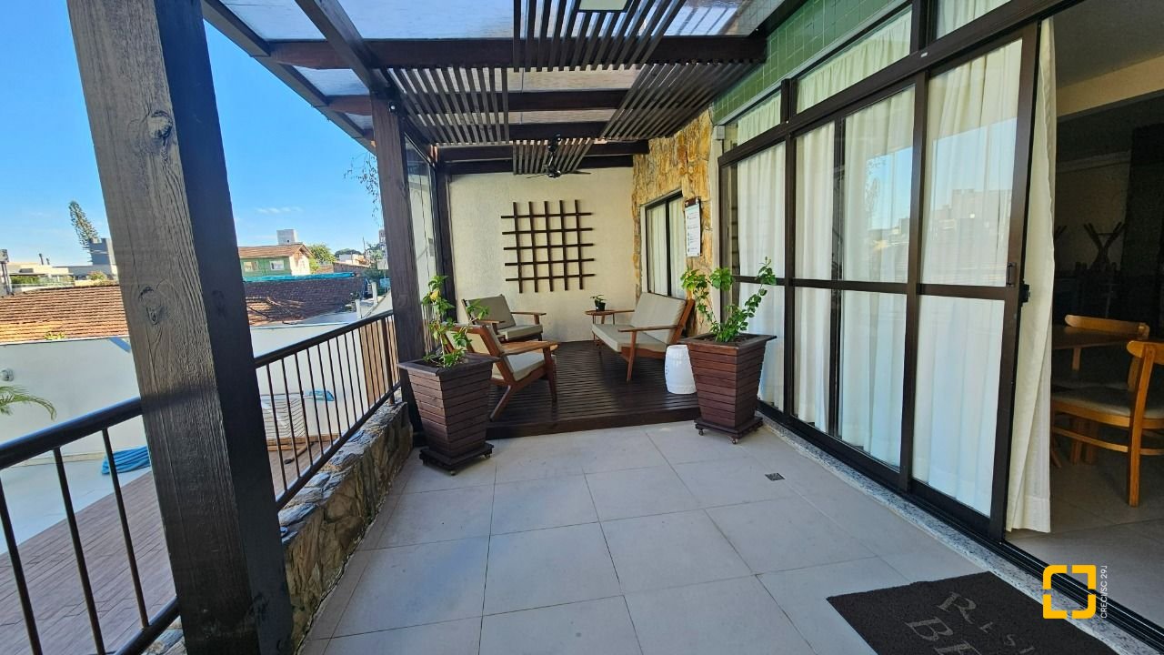 Cobertura com 183m², 3 quartos (sendo 1 suíte), 2 garagens, no bairro João Paulo em Florianópolis