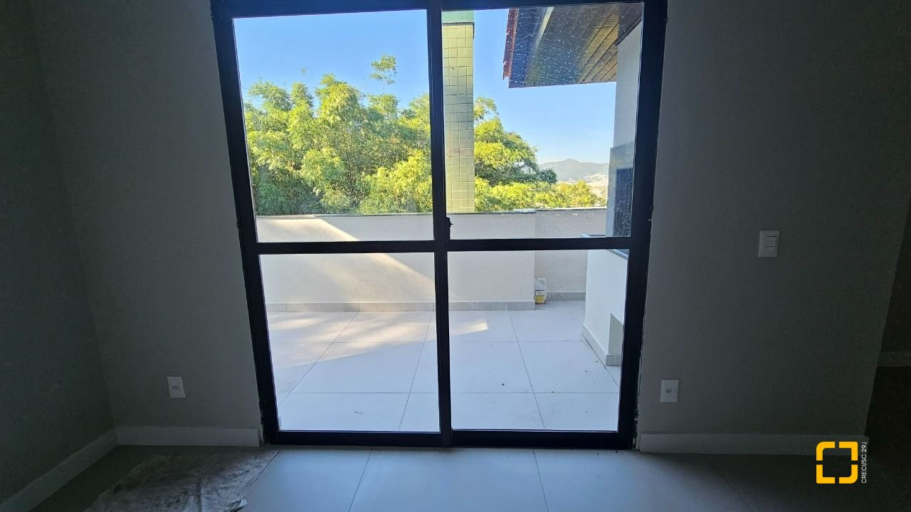 Cobertura com 183m², 3 quartos (sendo 1 suíte), 2 garagens, no bairro João Paulo em Florianópolis