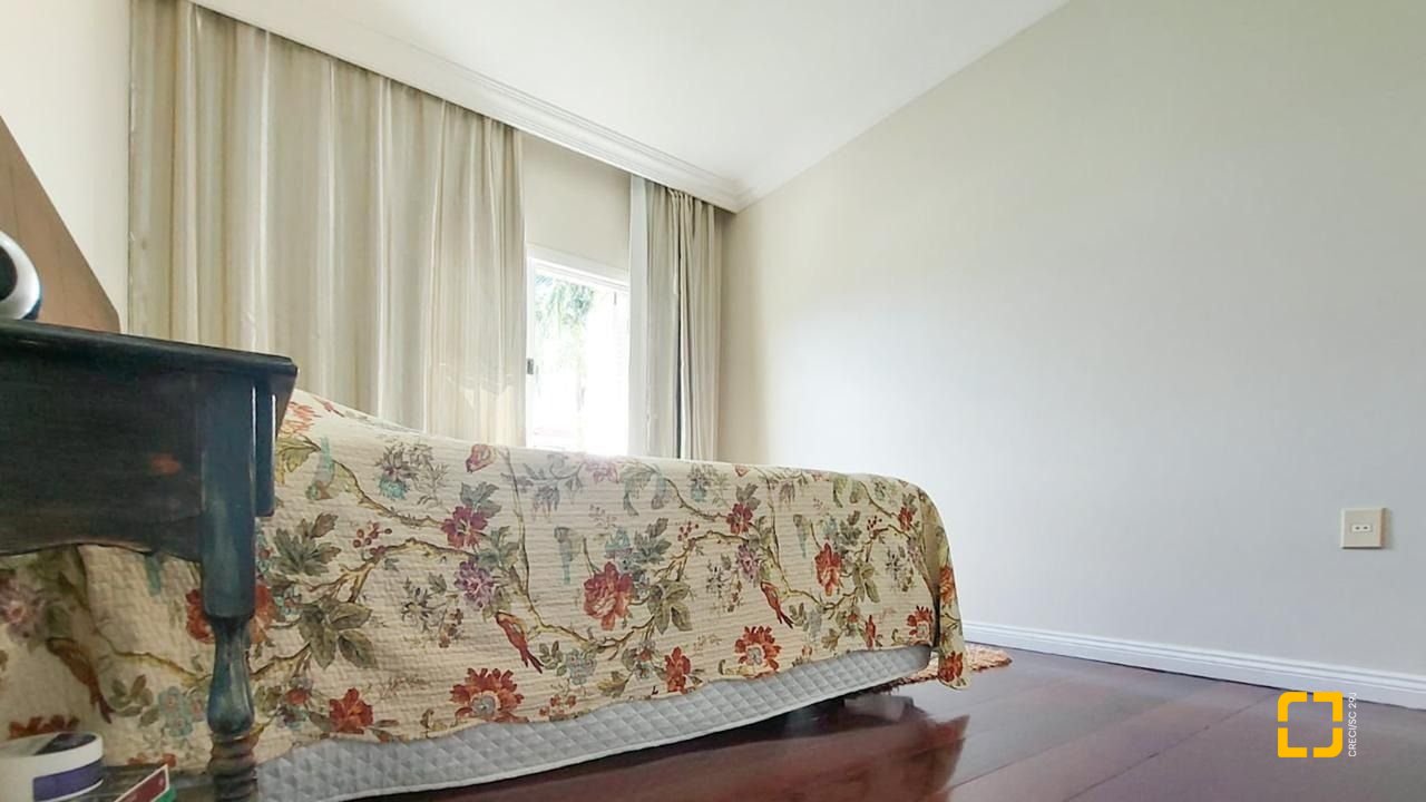 Casa com 265m², 6 quartos (sendo 2 suítes), 2 garagens, no bairro Campeche em Florianópolis