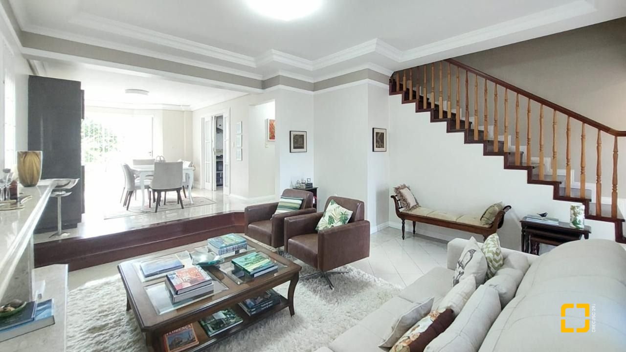 Casa com 265m², 6 quartos (sendo 2 suítes), 2 garagens, no bairro Campeche em Florianópolis