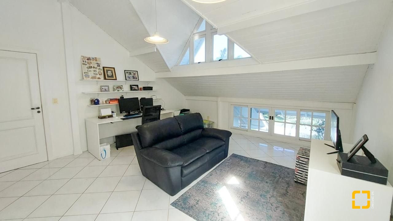 Casa com 265m², 6 quartos (sendo 2 suítes), 2 garagens, no bairro Campeche em Florianópolis