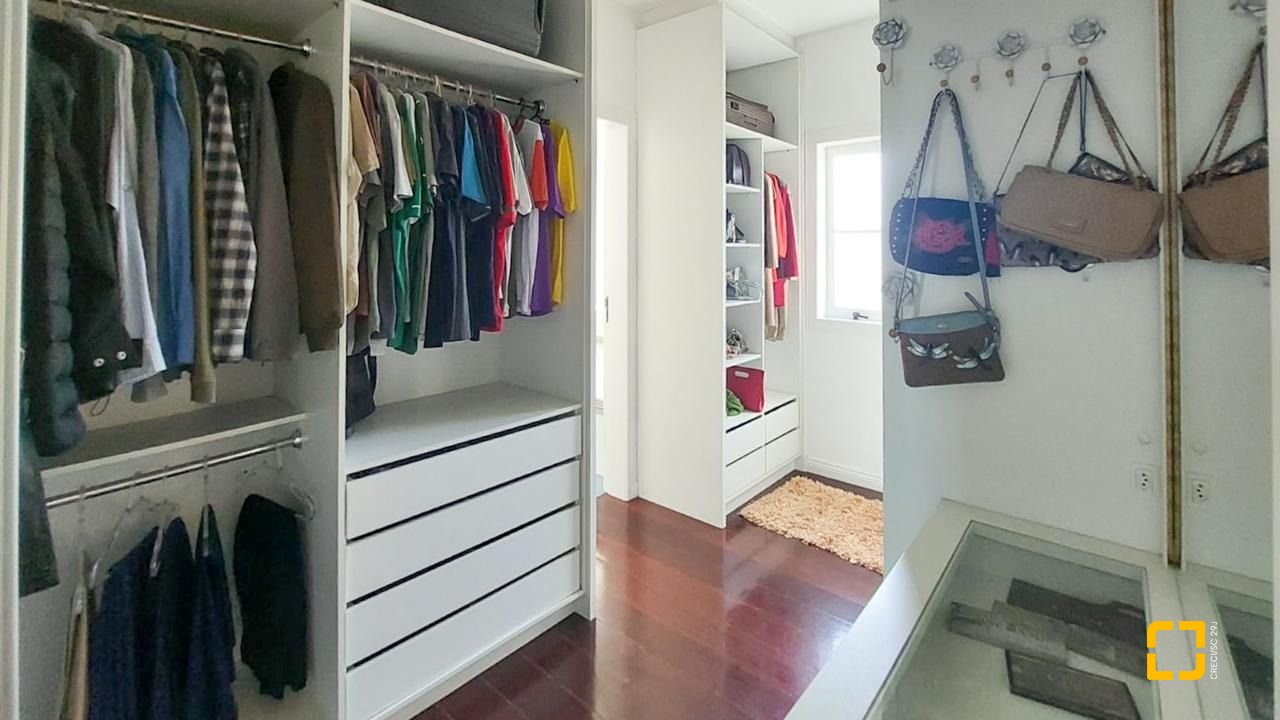 Casa com 265m², 6 quartos (sendo 2 suítes), 2 garagens, no bairro Campeche em Florianópolis