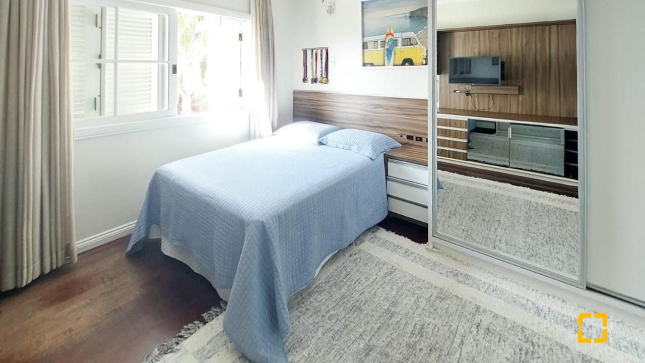 Casa com 265m², 6 quartos (sendo 2 suítes), 2 garagens, no bairro Campeche em Florianópolis