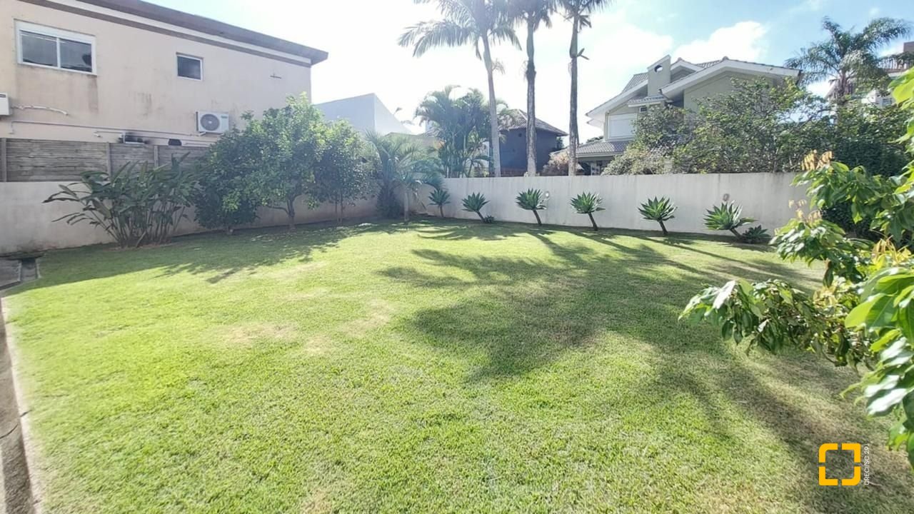Casa com 265m², 6 quartos (sendo 2 suítes), 2 garagens, no bairro Campeche em Florianópolis