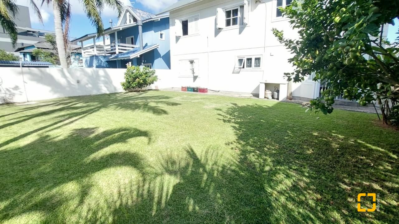 Casa com 265m², 6 quartos (sendo 2 suítes), 2 garagens, no bairro Campeche em Florianópolis