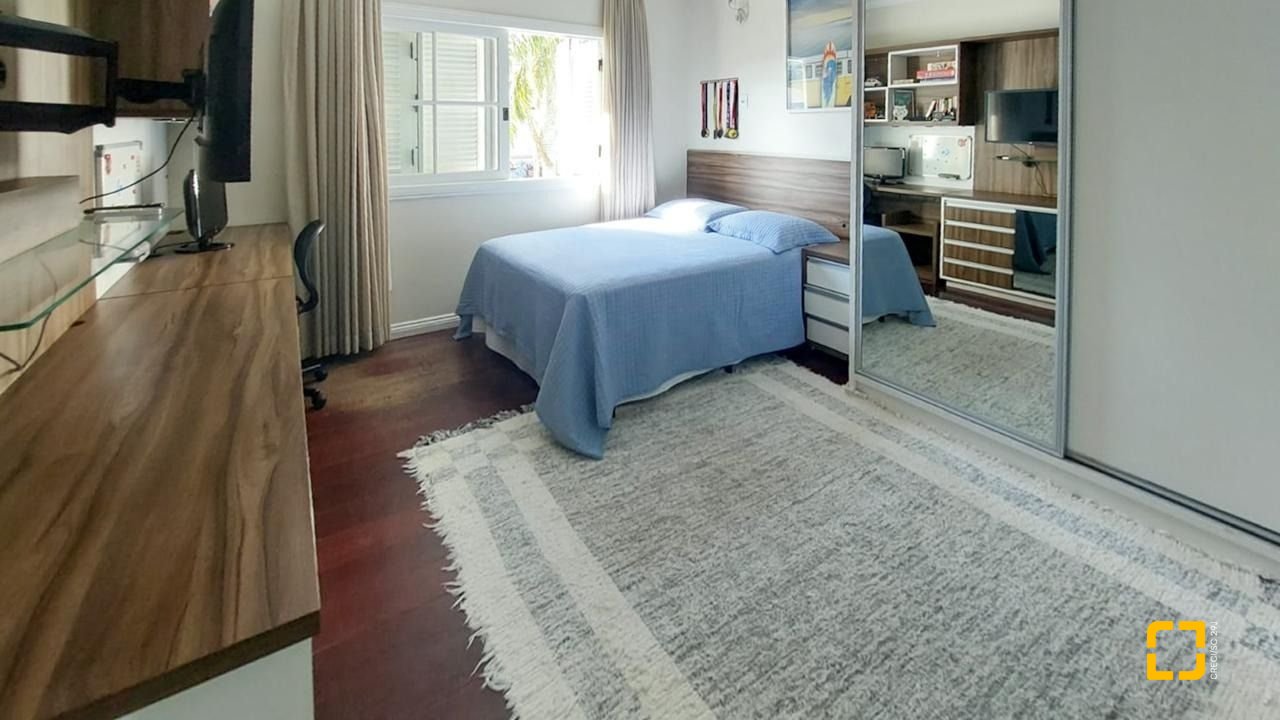 Casa com 265m², 6 quartos (sendo 2 suítes), 2 garagens, no bairro Campeche em Florianópolis