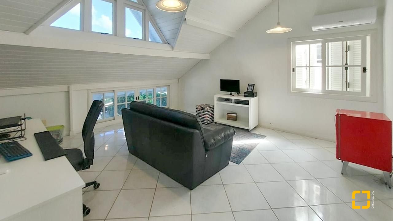 Casa com 265m², 6 quartos (sendo 2 suítes), 2 garagens, no bairro Campeche em Florianópolis