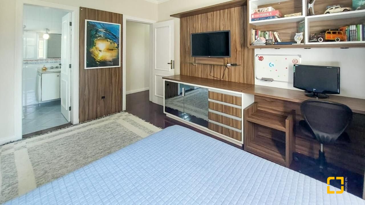 Casa com 265m², 6 quartos (sendo 2 suítes), 2 garagens, no bairro Campeche em Florianópolis