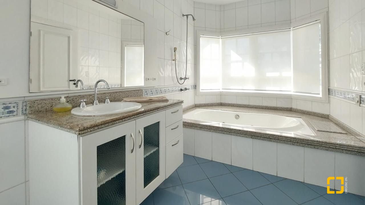 Casa com 265m², 6 quartos (sendo 2 suítes), 2 garagens, no bairro Campeche em Florianópolis