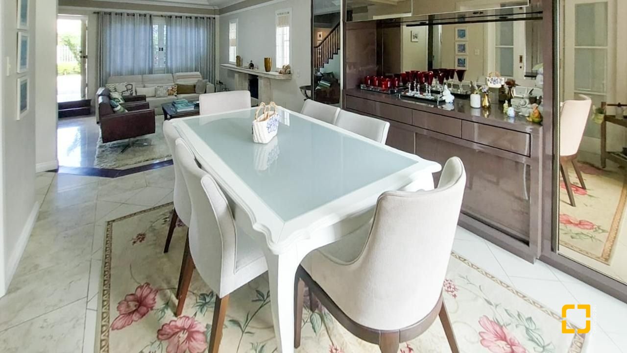 Casa com 265m², 6 quartos (sendo 2 suítes), 2 garagens, no bairro Campeche em Florianópolis