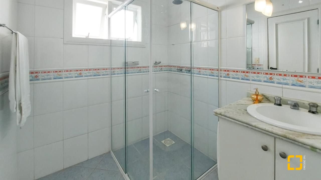 Casa com 265m², 6 quartos (sendo 2 suítes), 2 garagens, no bairro Campeche em Florianópolis