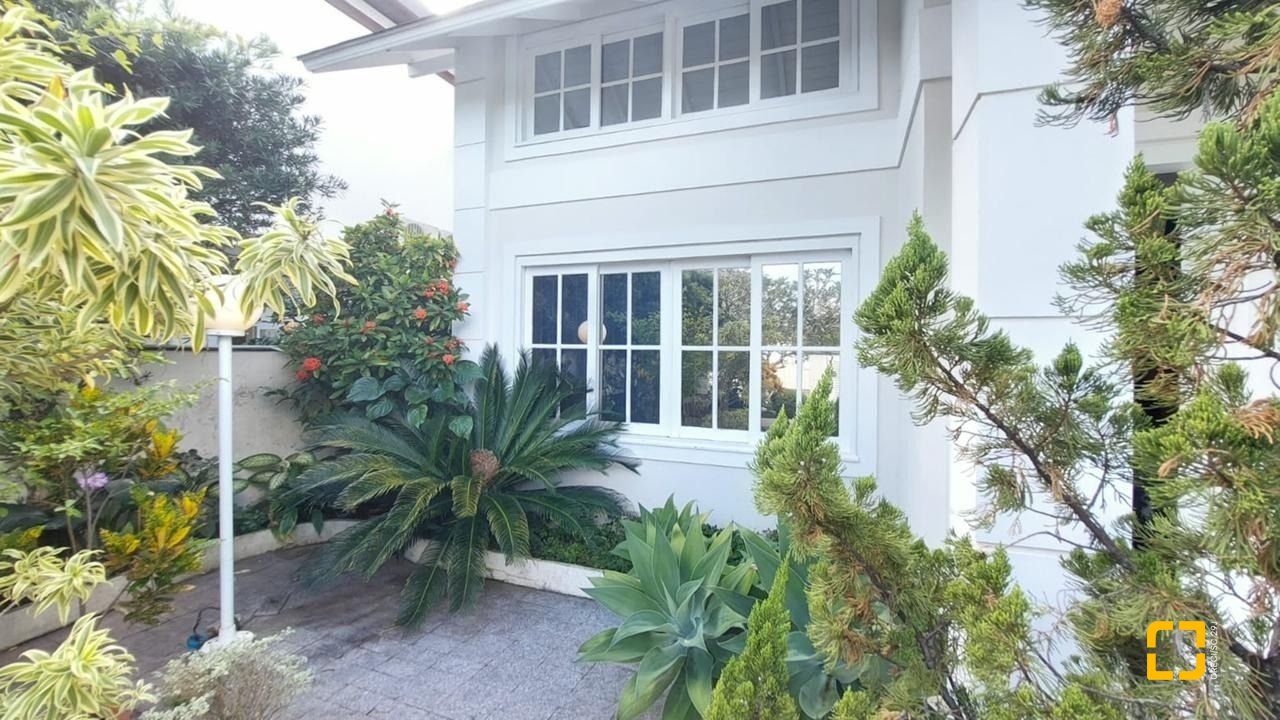 Casa com 265m², 6 quartos (sendo 2 suítes), 2 garagens, no bairro Campeche em Florianópolis