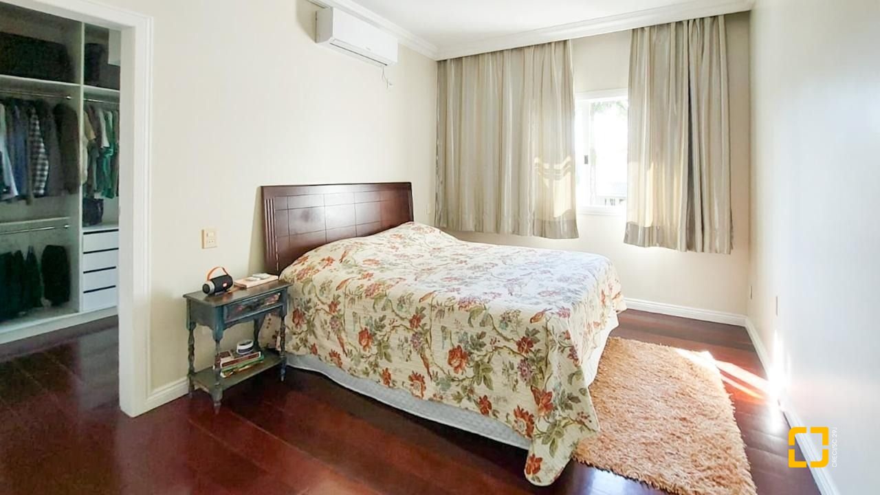 Casa com 265m², 6 quartos (sendo 2 suítes), 2 garagens, no bairro Campeche em Florianópolis