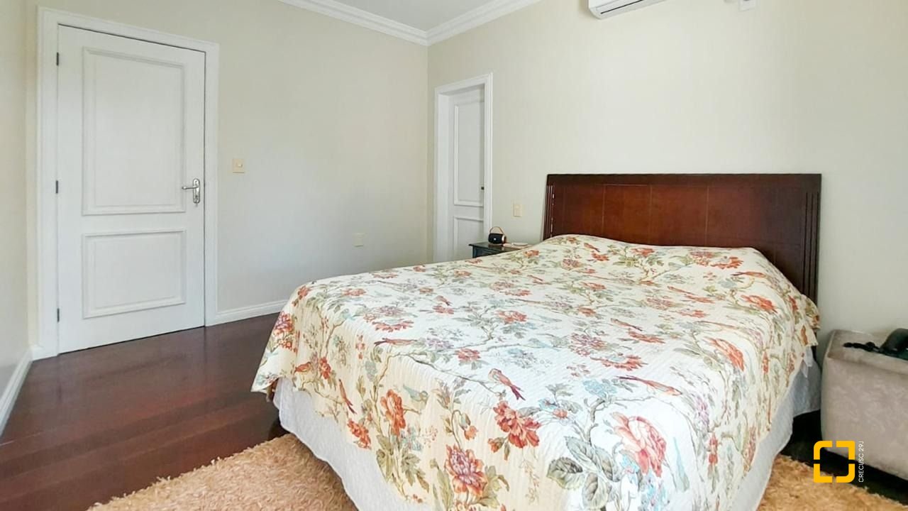 Casa com 265m², 6 quartos (sendo 2 suítes), 2 garagens, no bairro Campeche em Florianópolis