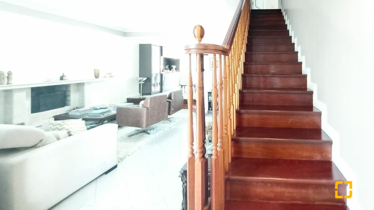 Casa com 265m², 6 quartos (sendo 2 suítes), 2 garagens, no bairro Campeche em Florianópolis