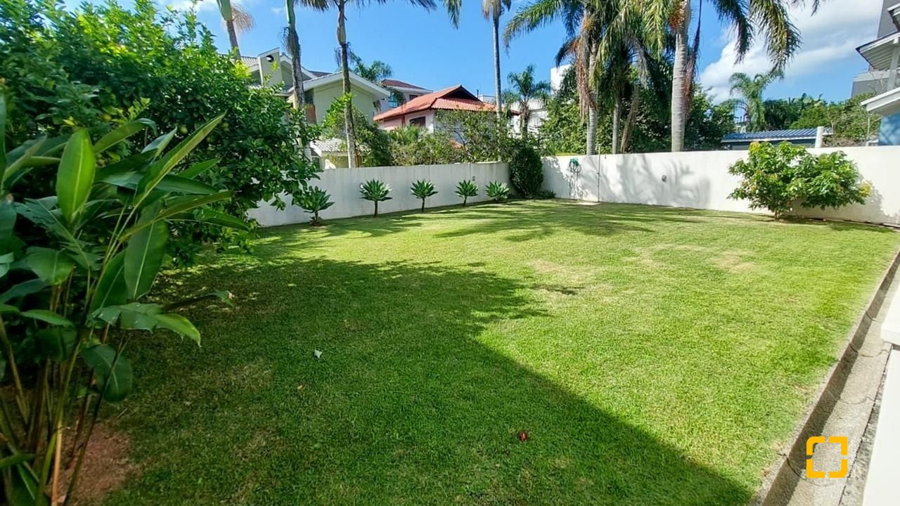 Casa com 265m², 6 quartos (sendo 2 suítes), 2 garagens, no bairro Campeche em Florianópolis