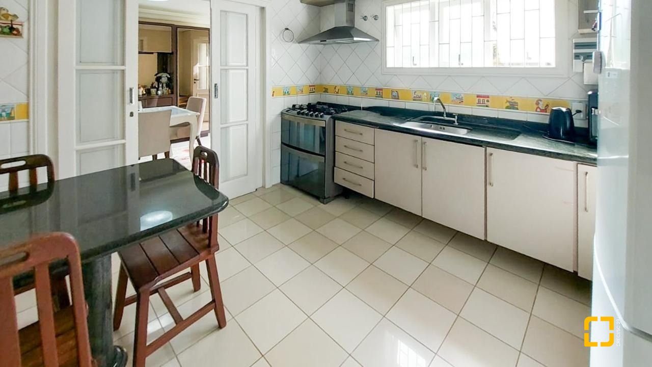 Casa com 265m², 6 quartos (sendo 2 suítes), 2 garagens, no bairro Campeche em Florianópolis