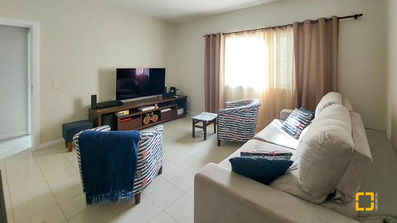 Casa com 265m², 6 quartos (sendo 2 suítes), 2 garagens, no bairro Campeche em Florianópolis