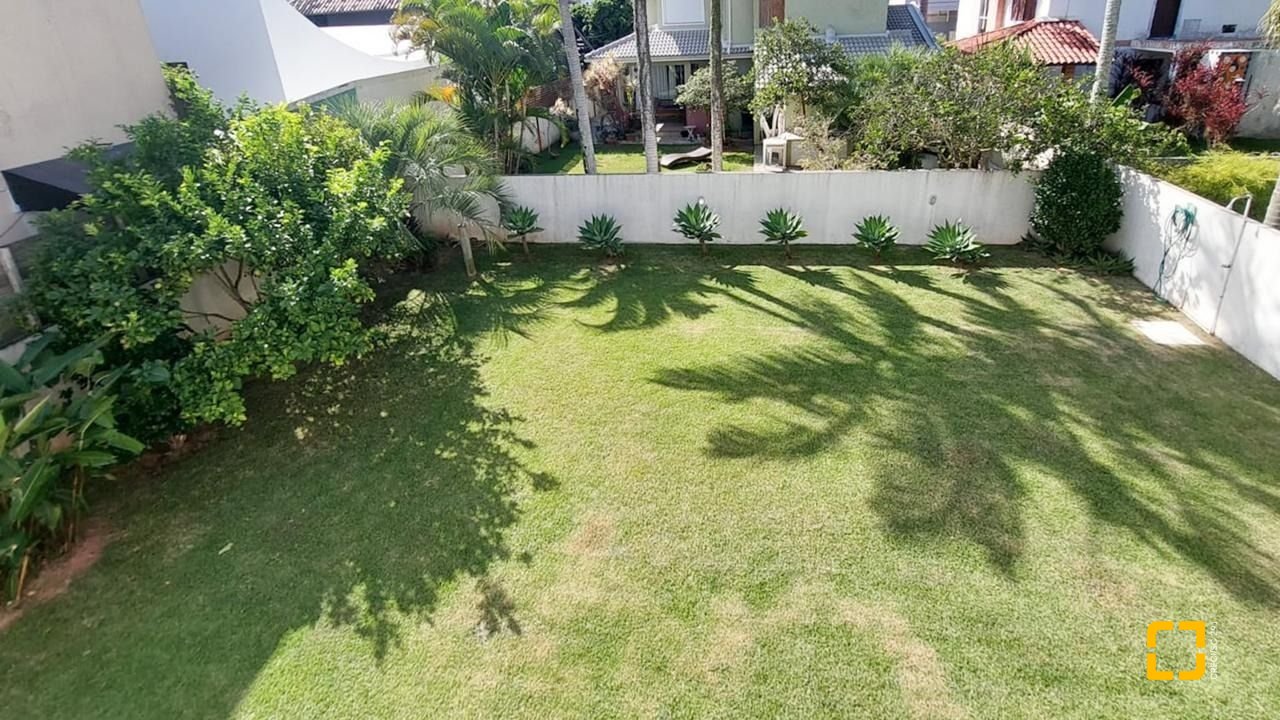 Casa com 265m², 6 quartos (sendo 2 suítes), 2 garagens, no bairro Campeche em Florianópolis