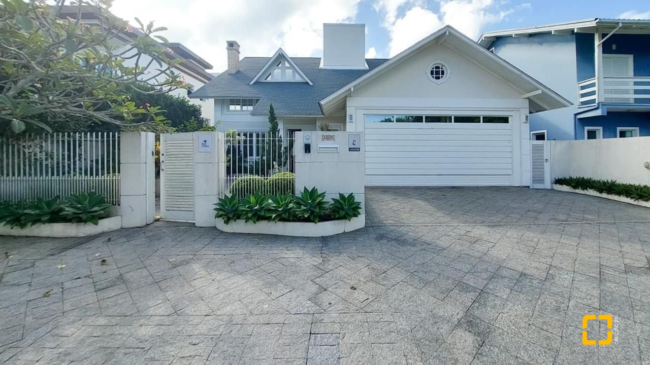 Casa com 265m², 4 quartos (sendo 2 suítes), 2 garagens, no bairro Campeche em Florianópolis