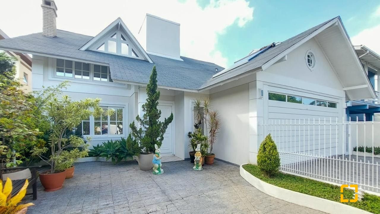 Casa com 265m², 4 quartos (sendo 2 suítes), 2 garagens, no bairro Campeche em Florianópolis