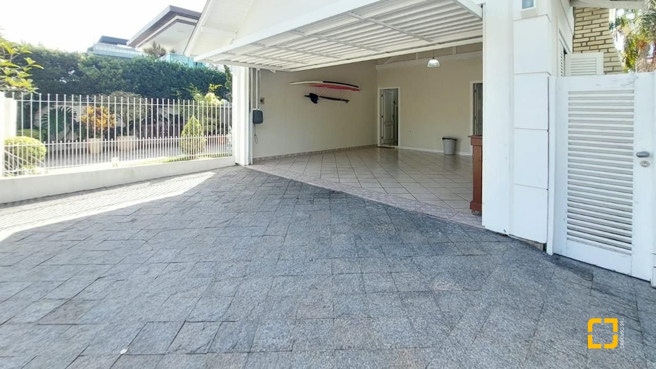 Casa com 265m², 4 quartos (sendo 2 suítes), 2 garagens, no bairro Campeche em Florianópolis