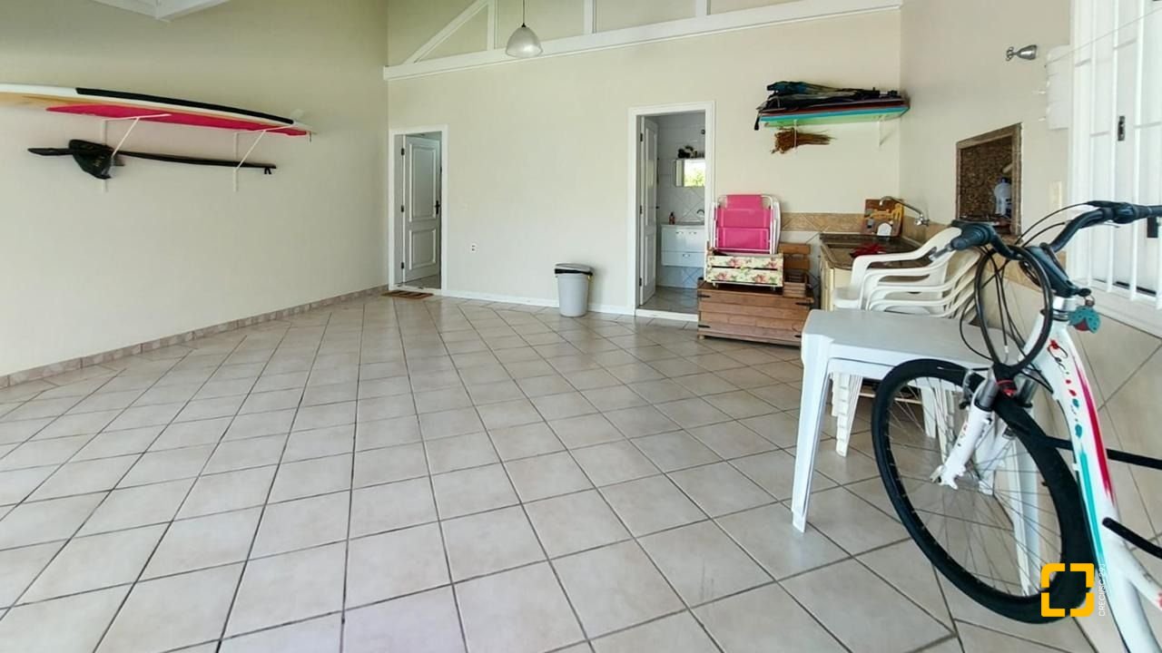 Casa com 265m², 4 quartos (sendo 2 suítes), 2 garagens, no bairro Campeche em Florianópolis