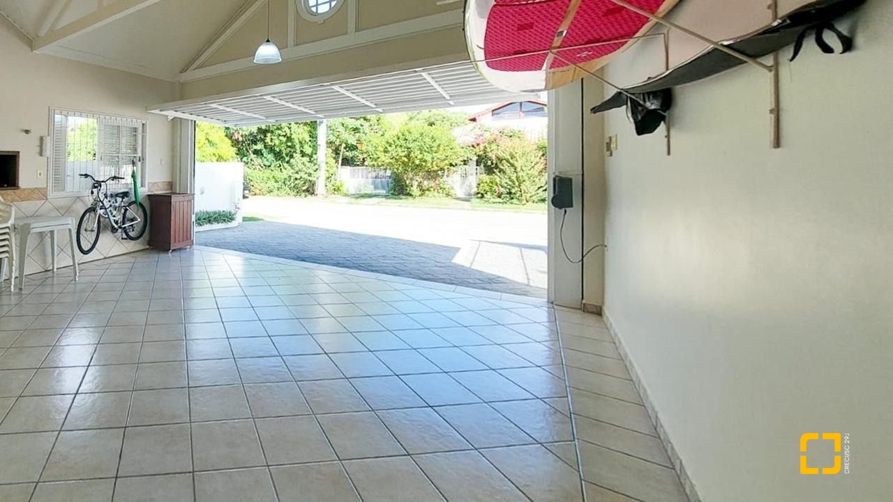 Casa com 265m², 4 quartos (sendo 2 suítes), 2 garagens, no bairro Campeche em Florianópolis