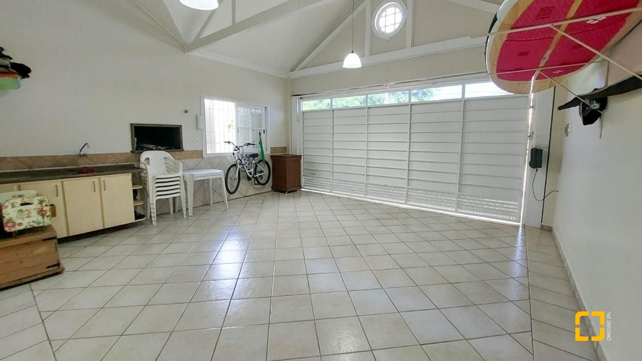 Casa com 265m², 4 quartos (sendo 2 suítes), 2 garagens, no bairro Campeche em Florianópolis