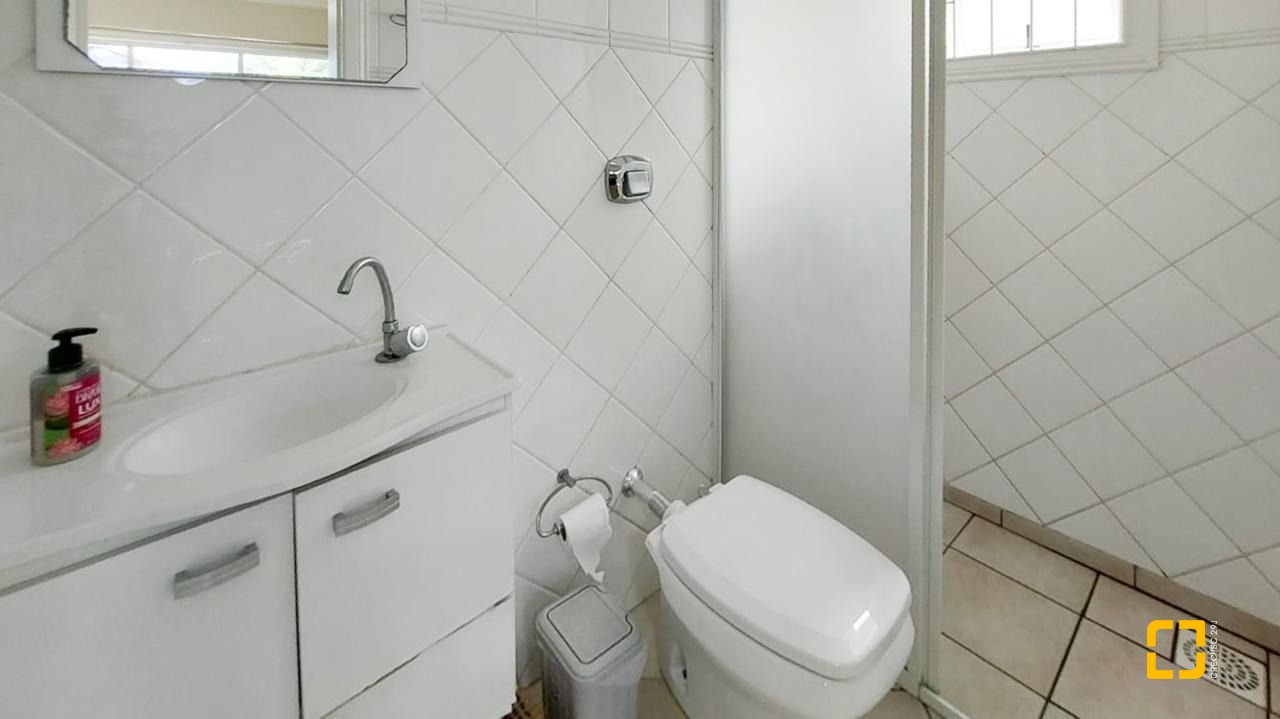 Casa com 265m², 4 quartos (sendo 2 suítes), 2 garagens, no bairro Campeche em Florianópolis