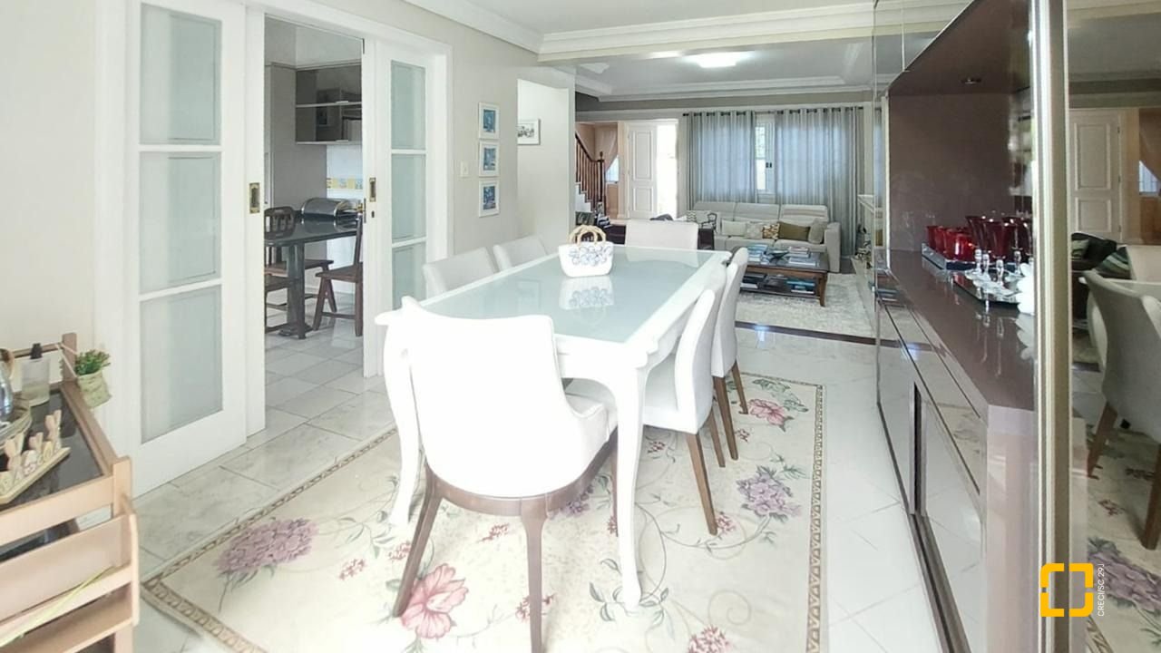 Casa com 265m², 4 quartos (sendo 2 suítes), 2 garagens, no bairro Campeche em Florianópolis