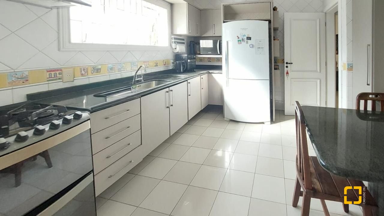 Casa com 265m², 4 quartos (sendo 2 suítes), 2 garagens, no bairro Campeche em Florianópolis