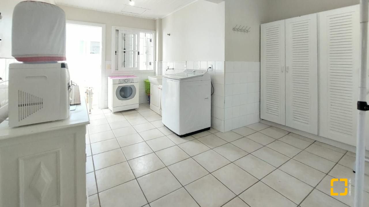 Casa com 265m², 4 quartos (sendo 2 suítes), 2 garagens, no bairro Campeche em Florianópolis