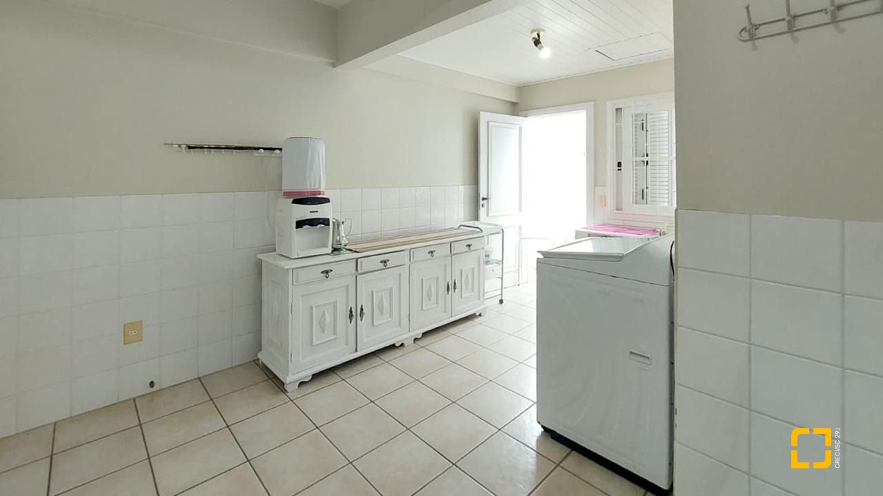 Casa com 265m², 4 quartos (sendo 2 suítes), 2 garagens, no bairro Campeche em Florianópolis