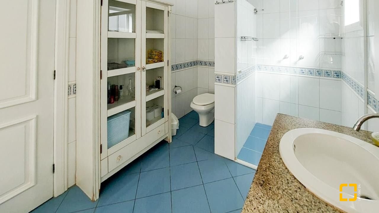 Casa com 265m², 4 quartos (sendo 2 suítes), 2 garagens, no bairro Campeche em Florianópolis