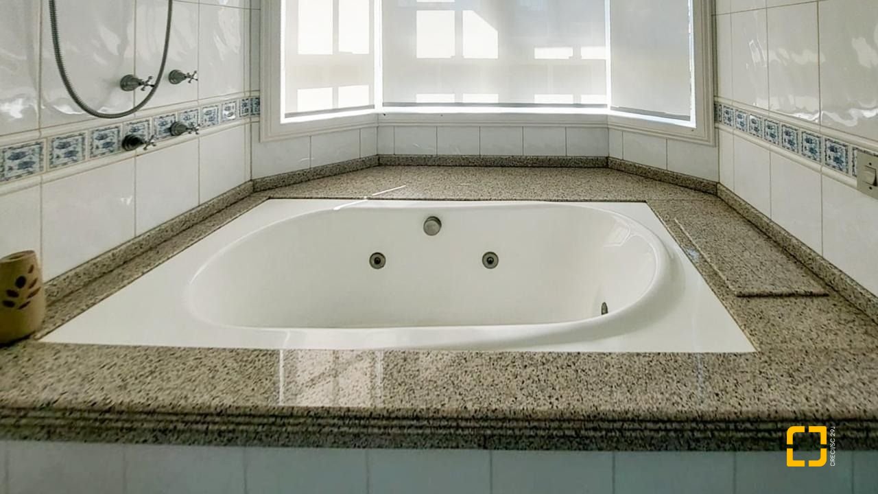 Casa com 265m², 4 quartos (sendo 2 suítes), 2 garagens, no bairro Campeche em Florianópolis