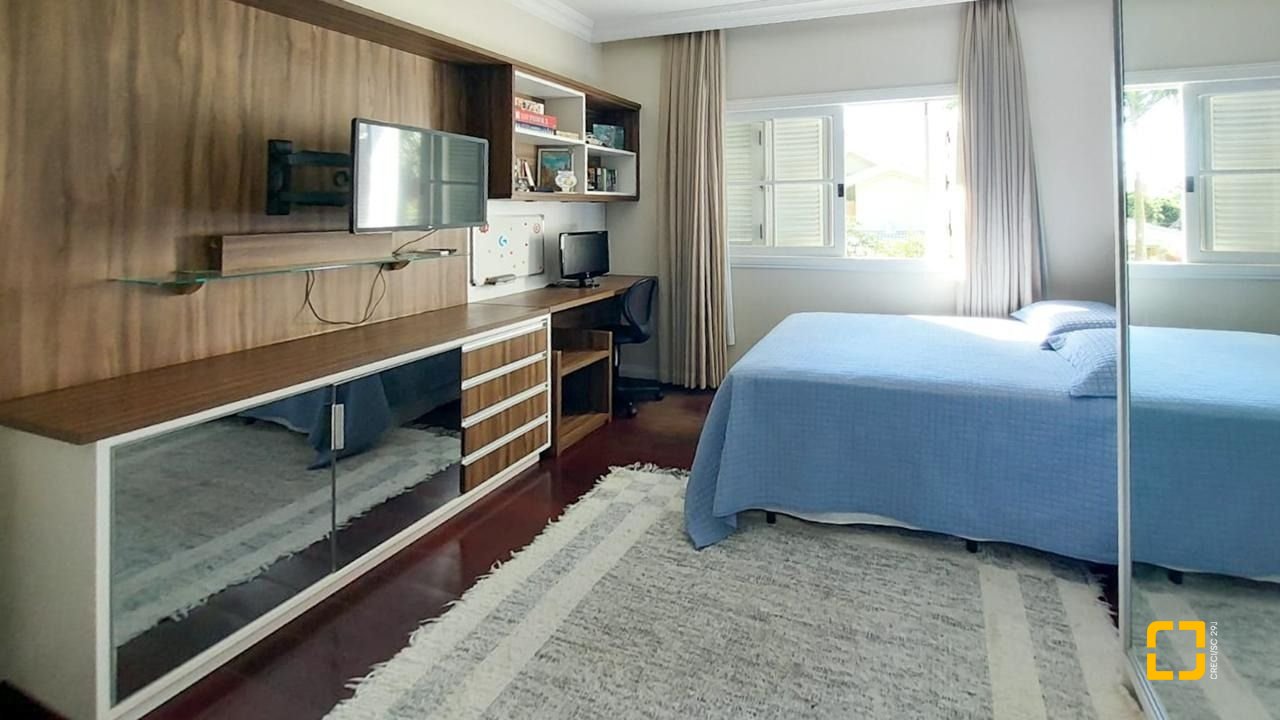 Casa com 265m², 4 quartos (sendo 2 suítes), 2 garagens, no bairro Campeche em Florianópolis