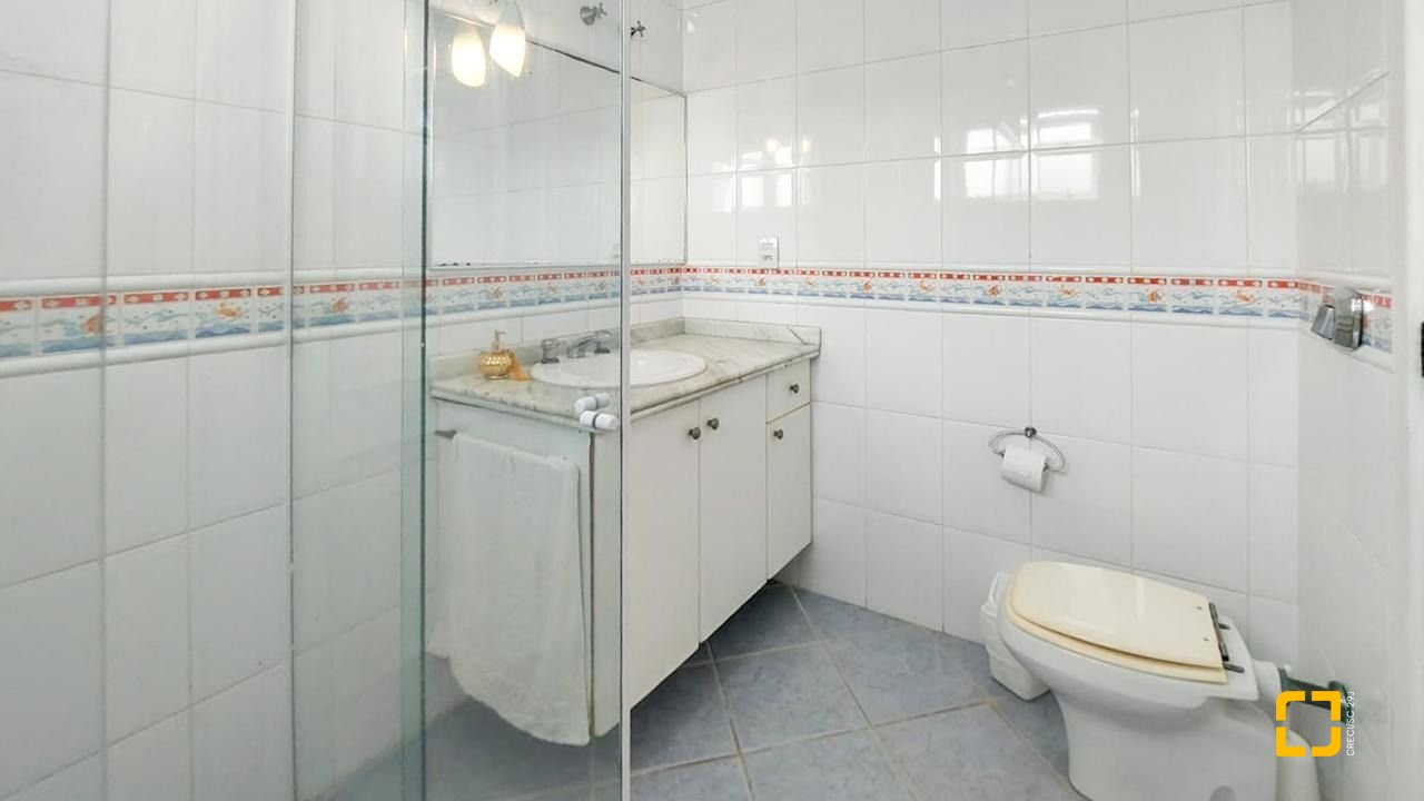 Casa com 265m², 4 quartos (sendo 2 suítes), 2 garagens, no bairro Campeche em Florianópolis