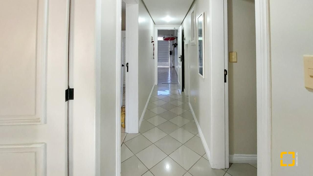 Casa com 265m², 4 quartos (sendo 2 suítes), 2 garagens, no bairro Campeche em Florianópolis