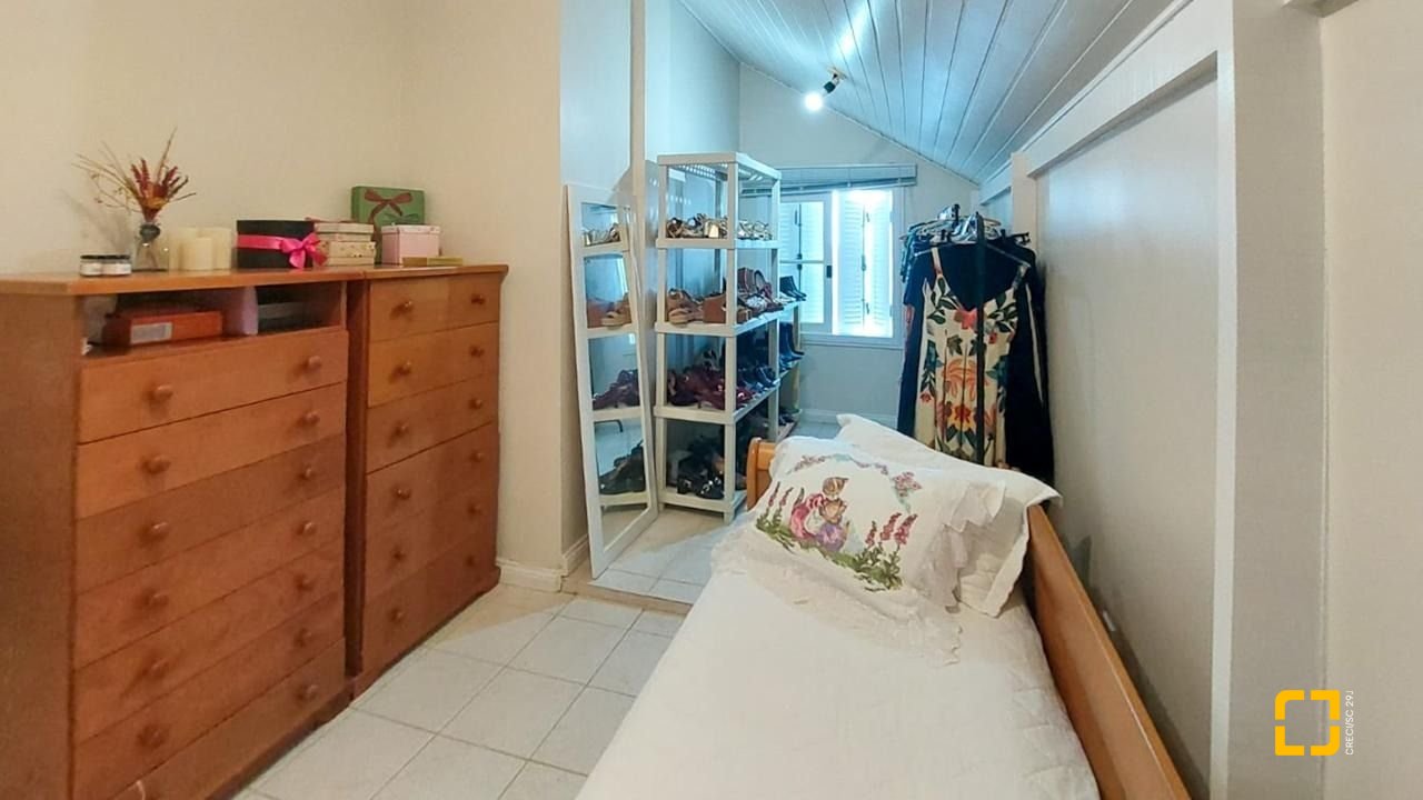 Casa com 265m², 4 quartos (sendo 2 suítes), 2 garagens, no bairro Campeche em Florianópolis