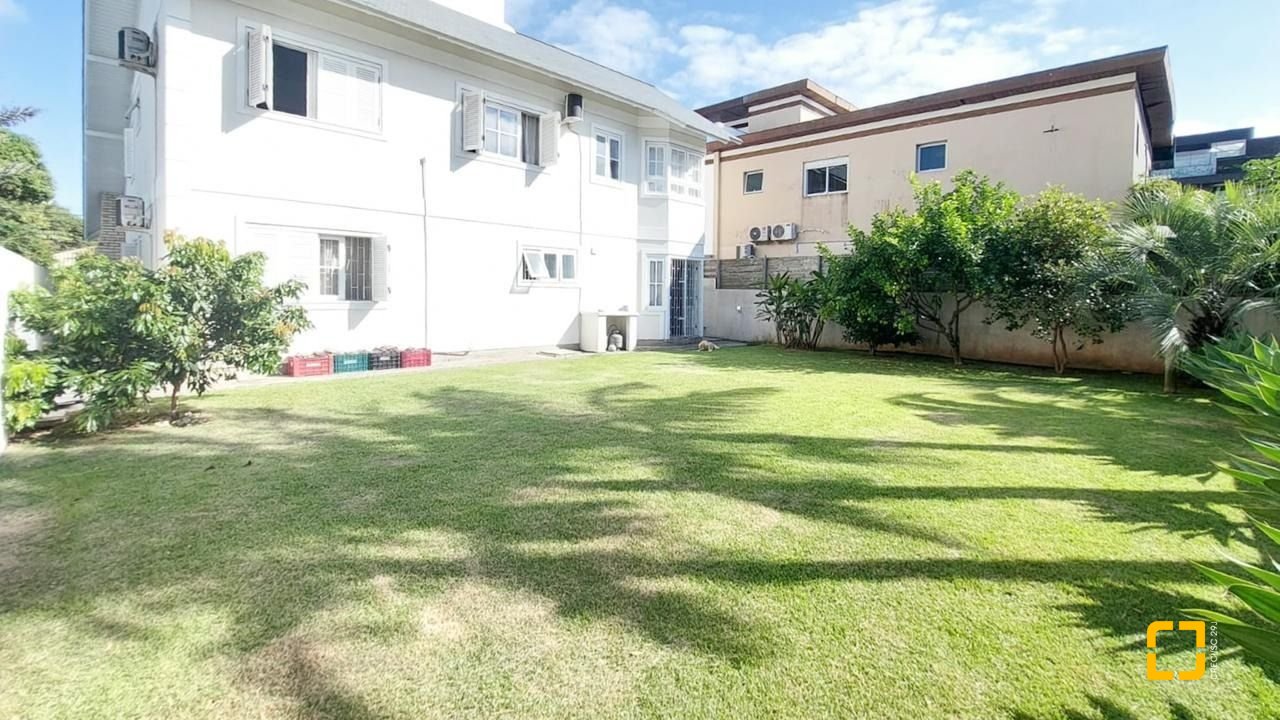 Casa com 265m², 4 quartos (sendo 2 suítes), 2 garagens, no bairro Campeche em Florianópolis