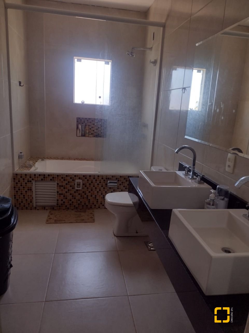 Casa com 140m², 10 quartos (sendo 5 suítes), 3 garagens, no bairro Rio Vermelho em Florianópolis
